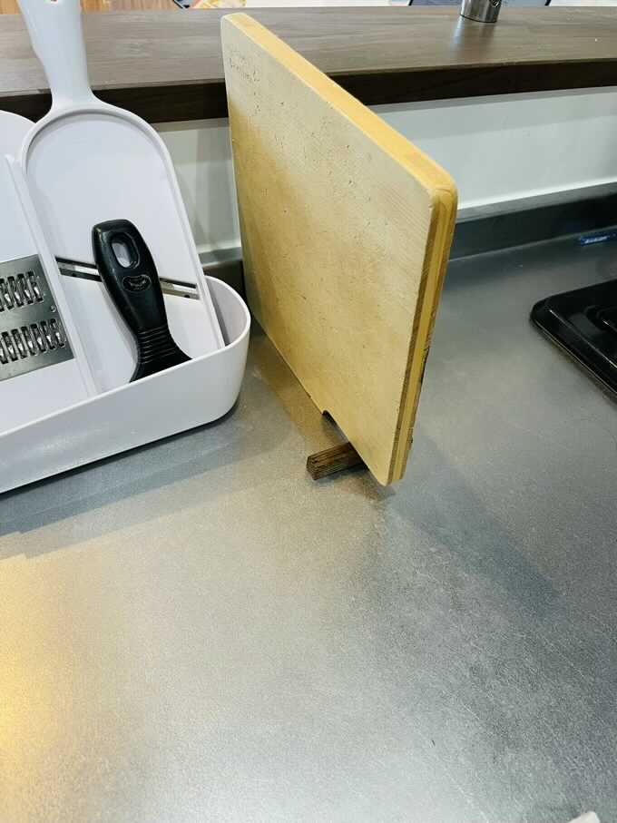 パナソニックの食洗機にはいるひのきまな板なら立てて収納できる